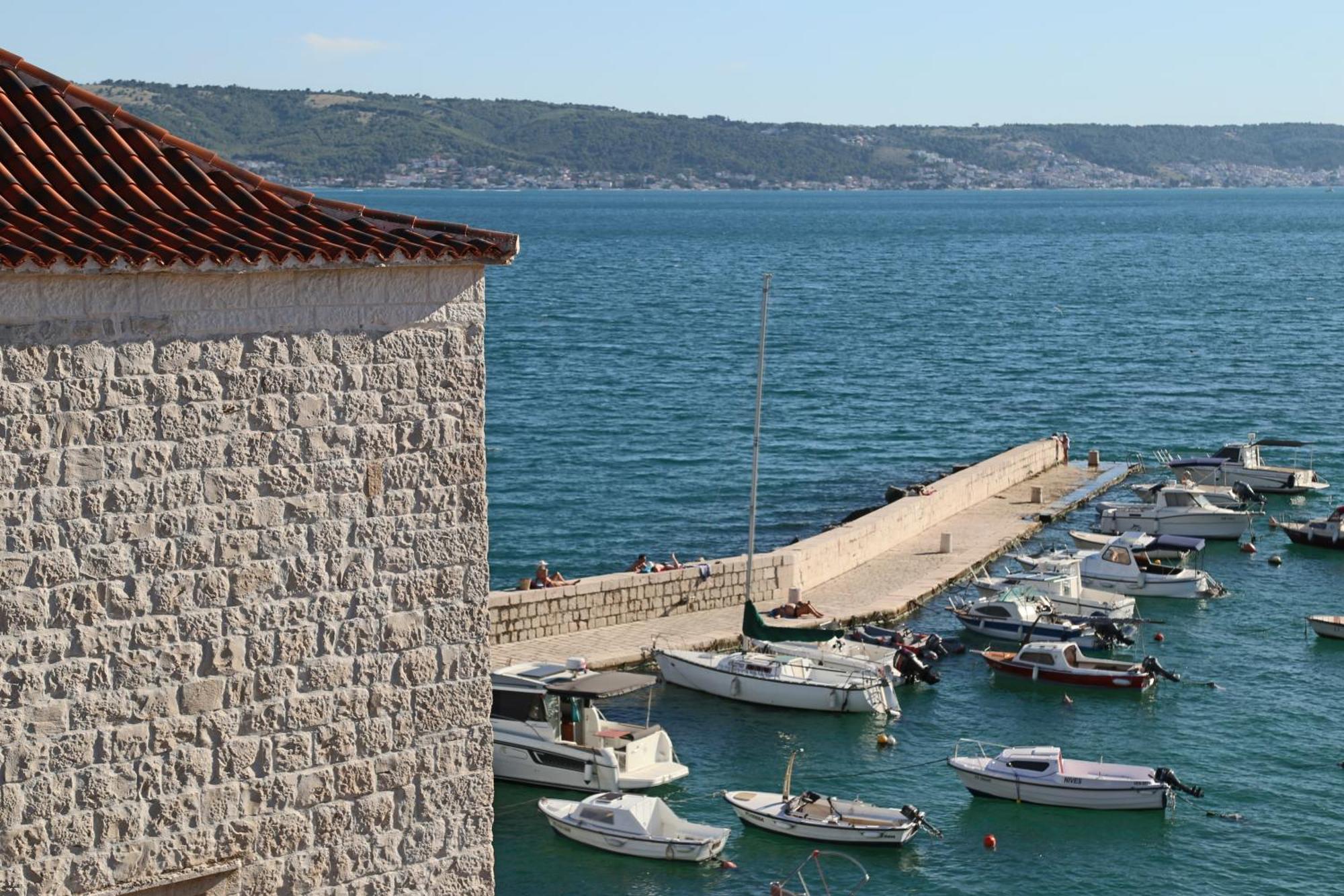 XIV Century Rooms Kastela Luaran gambar