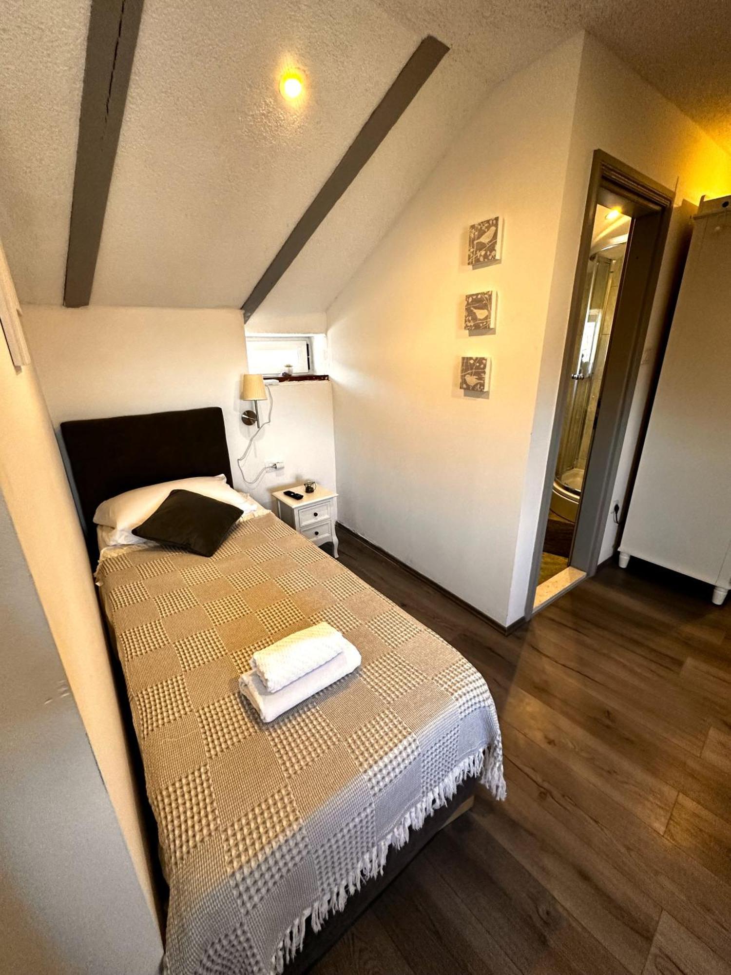 XIV Century Rooms Kastela Bilik gambar
