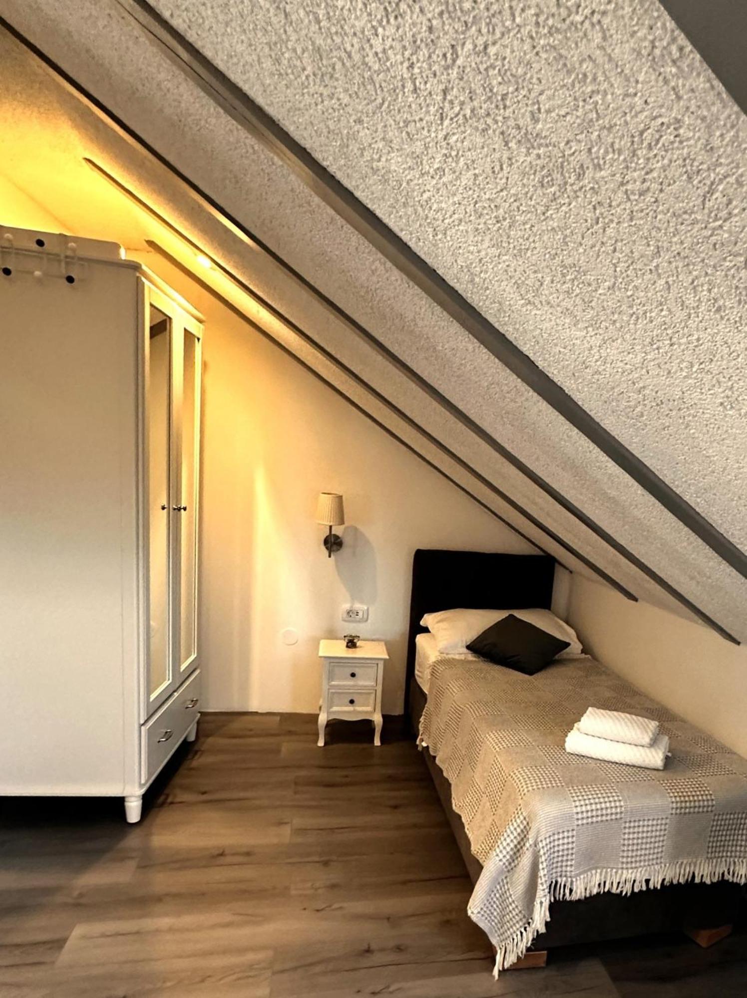 XIV Century Rooms Kastela Luaran gambar