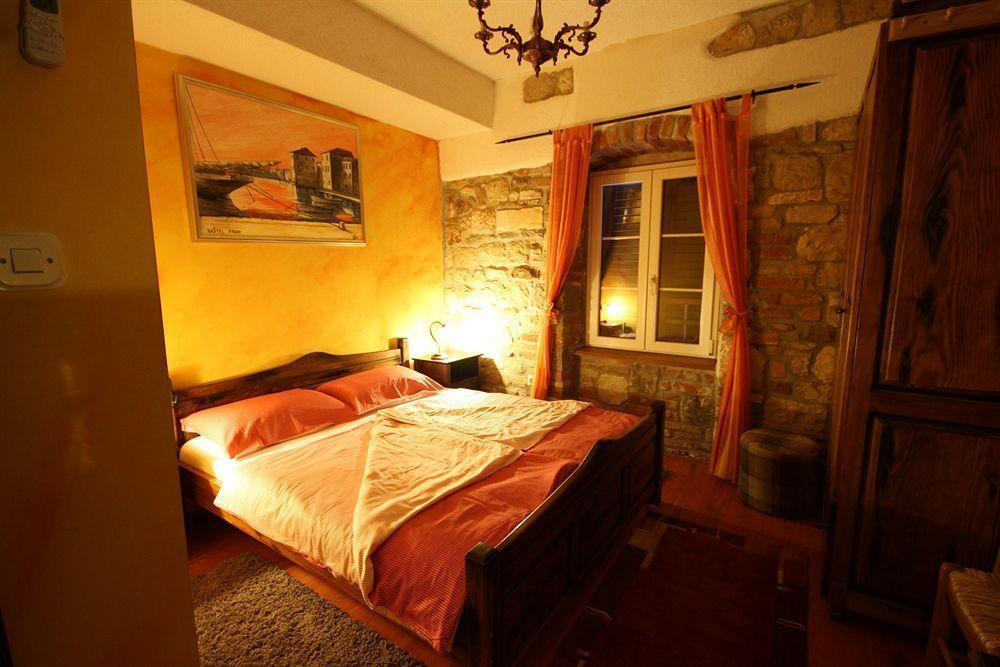 XIV Century Rooms Kastela Luaran gambar