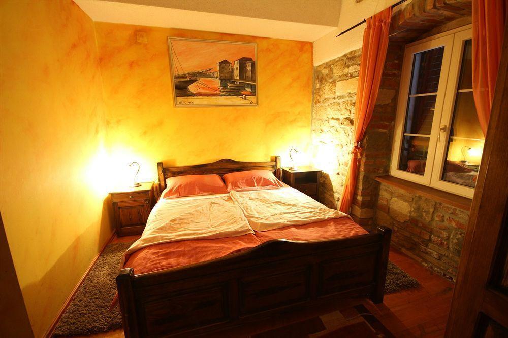 XIV Century Rooms Kastela Luaran gambar