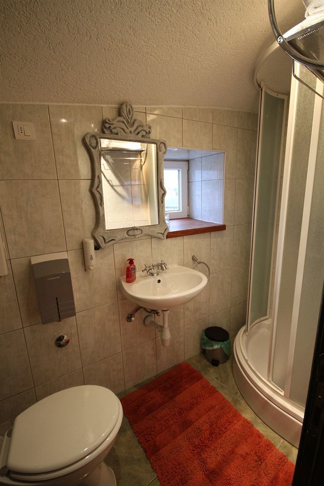 XIV Century Rooms Kastela Luaran gambar