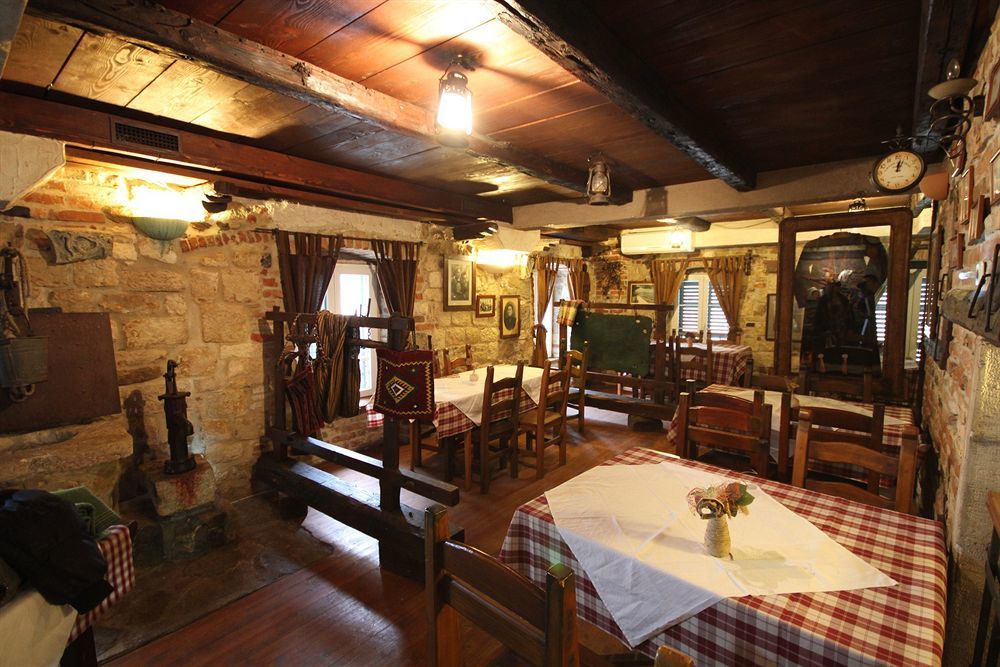 XIV Century Rooms Kastela Luaran gambar